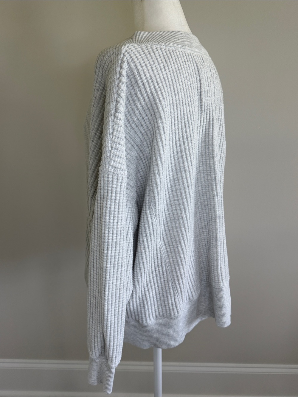 American Eagle V-Neck waffle womens Knit Sweater - Light Gray Sz XS - Picture 2 of 11